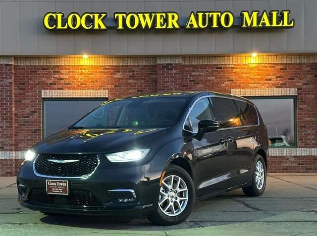 2023 Chrysler Pacifica Touring L's photo