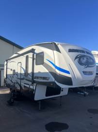 2017 FOREST RIVER CHEROKEE ARCTIC WOLF 255DRL4
