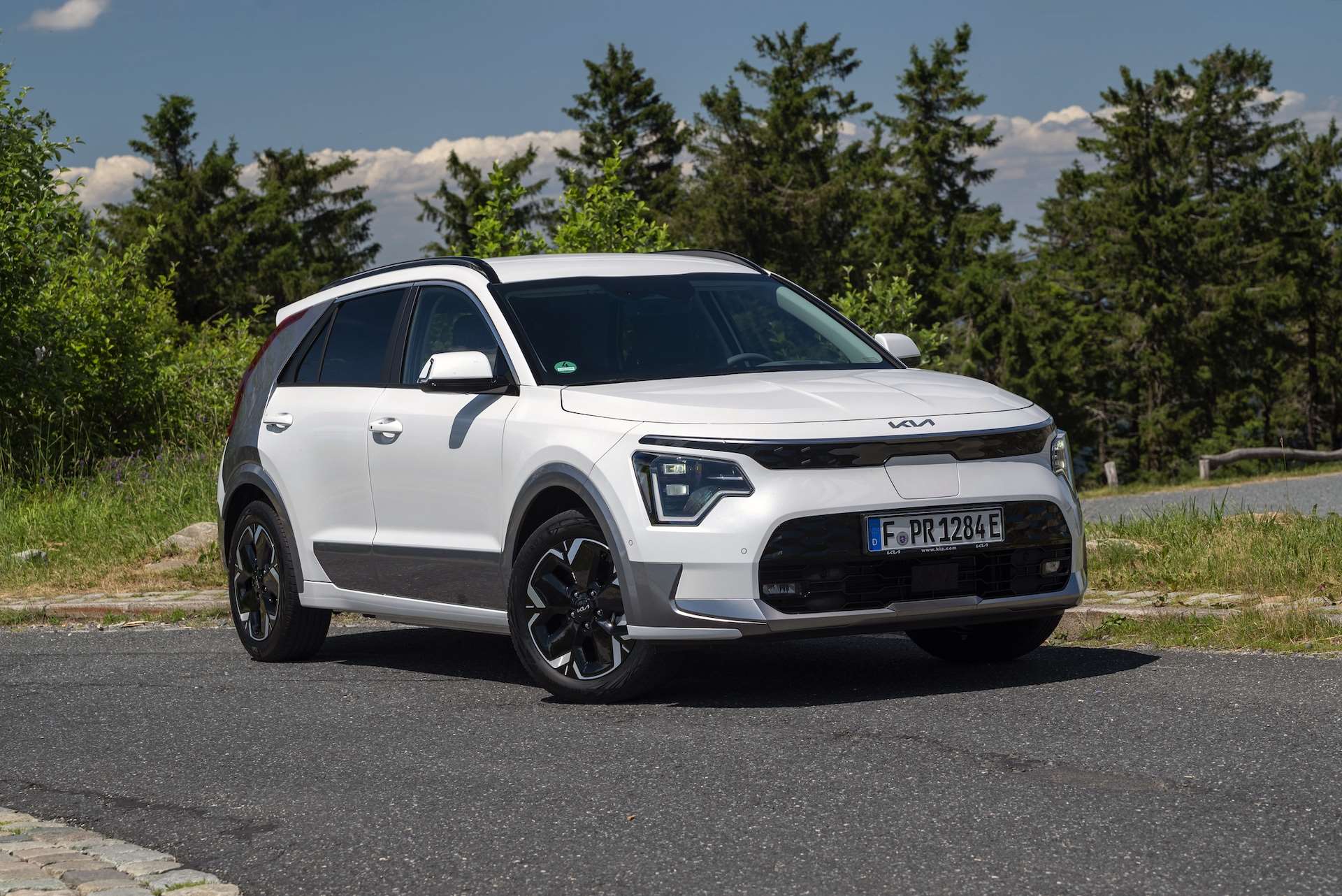 white Kia Niro 