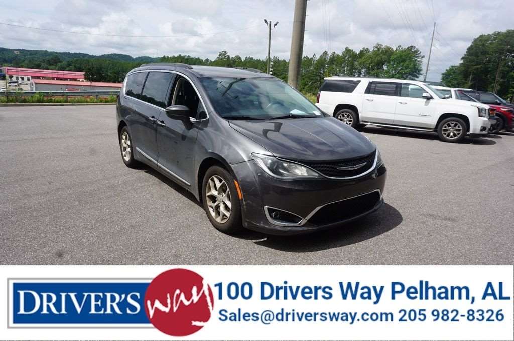 2017 Chrysler Pacifica Touring-L's photo