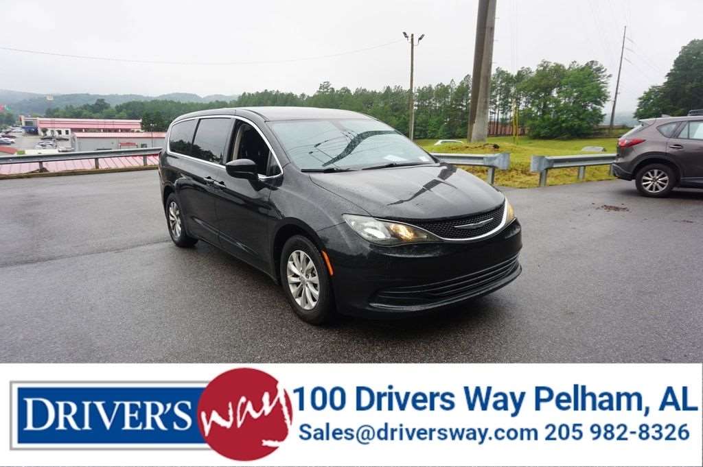 2017 Chrysler Pacifica Touring's photo