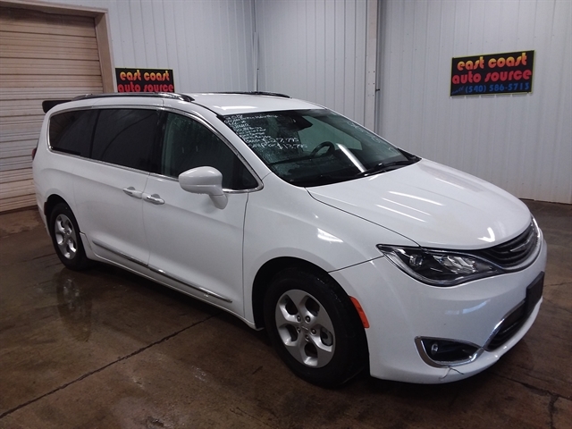 2018 Chrysler Pacifica Hybrid Touring L's photo