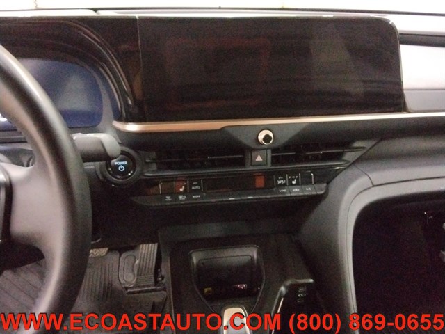 2023 Toyota Crown XLE photo 12