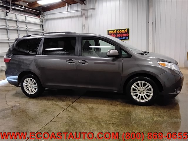 2015 Toyota Sienna XLE photo 2