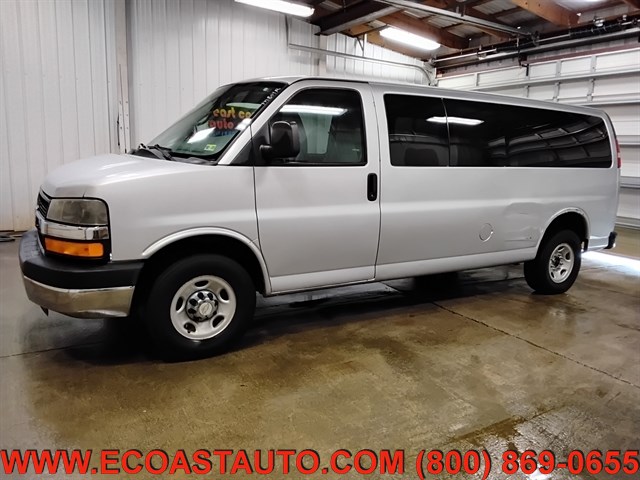 2014 Chevrolet Express Passenger LT photo 3