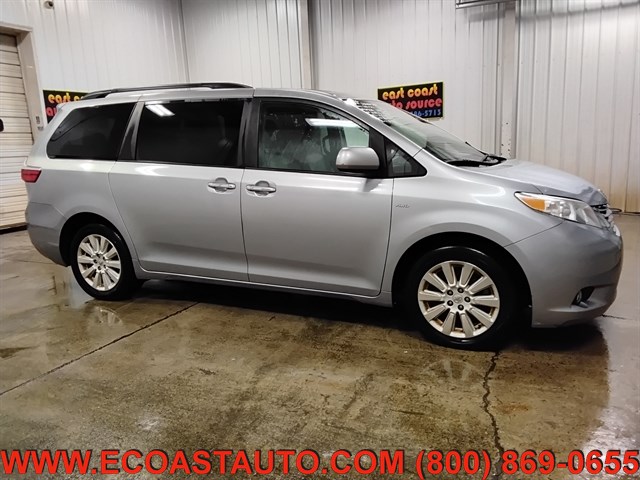 2016 Toyota Sienna XLE photo 2