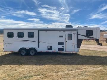 2018 BISON TRAIL HAND 3 HORSE LIVING QUARTERS