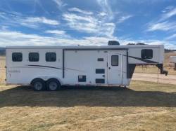 2018 BISON 3 HORSE LIVING QUARTERS