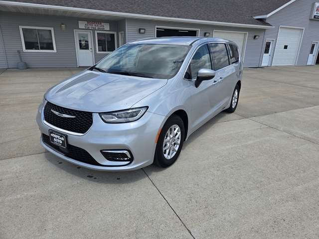 2023 Chrysler Pacifica Touring L's photo