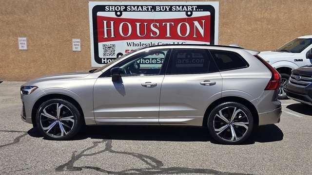 2025 Volvo XC60 B5 Ultra Dark AWD's photo