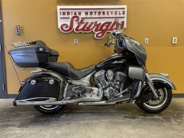 2017 INDIAN MOTORCYCLE ROADMASTER® STEEL GRAY OVER THUNDER BLACK