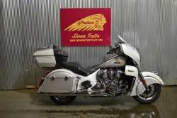2018 INDIAN MOTORCYCLE® ROADMASTER® ABS PEARL WHITE OVER STAR SILVER