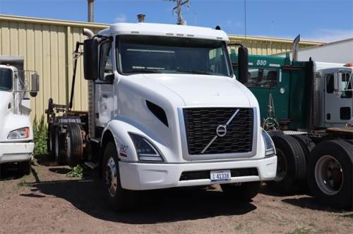 2019 VOLVO VNL64T300
