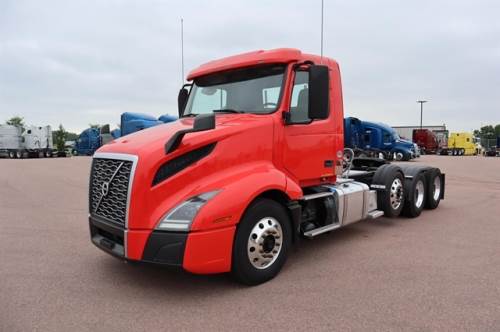 2020 VOLVO VNL84T300