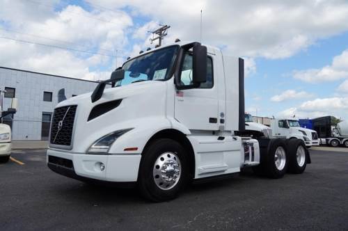 2020 VOLVO VNR64T300