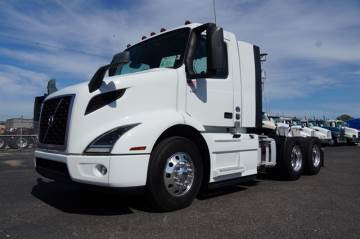 2020 VOLVO VNR64T300