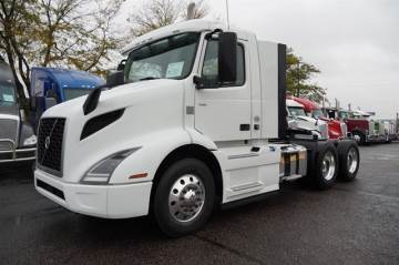 2020 VOLVO VNR64T300