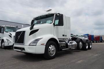 2019 VOLVO VNR64T300