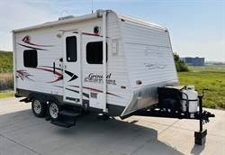 2010 HERITAGE GROUND CONTROL TOYHAULER 18FT
