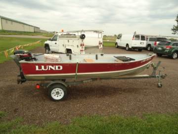 1993 LUND 14 FOOT ALUMINUM FISHING BOAT.