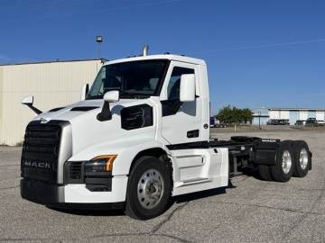 2026 MACK TRUCKS PIONEER ™ DAY CAB