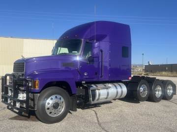 2026 MACK TRUCKS PINNACLE™ 70-INCH STAND UP SLEEPER