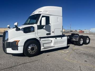 2026 MACK TRUCKS PIONEER ™ 44” MID ROOF SLEEPER