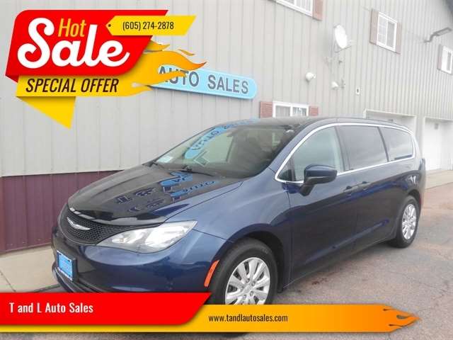 2018 Chrysler Pacifica L's photo