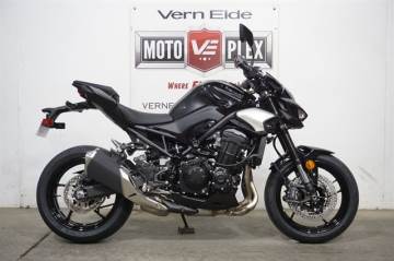 2025 KAWASAKI Z900 ABS METALLIC SPARK BLACK/METALLIC CARBON GRAY