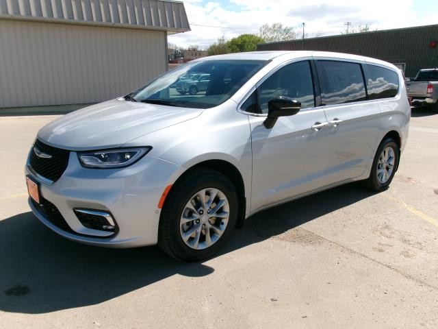 2026 Chrysler Pacifica Limited AWD's photo