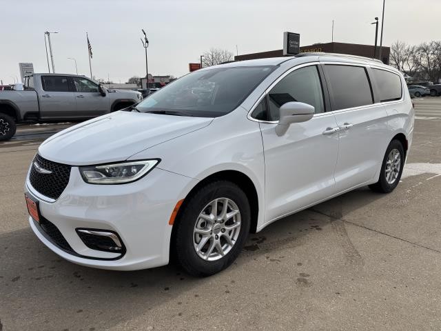 2022 Chrysler Pacifica Touring L's photo